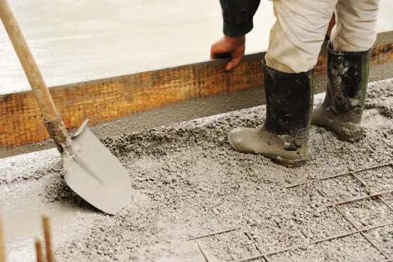 Jaki cement na fundamenty domu - uniknij kosztownych błędów